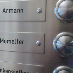 Hausnummernschilder aus Emaille, Aluminium und Plexiglas